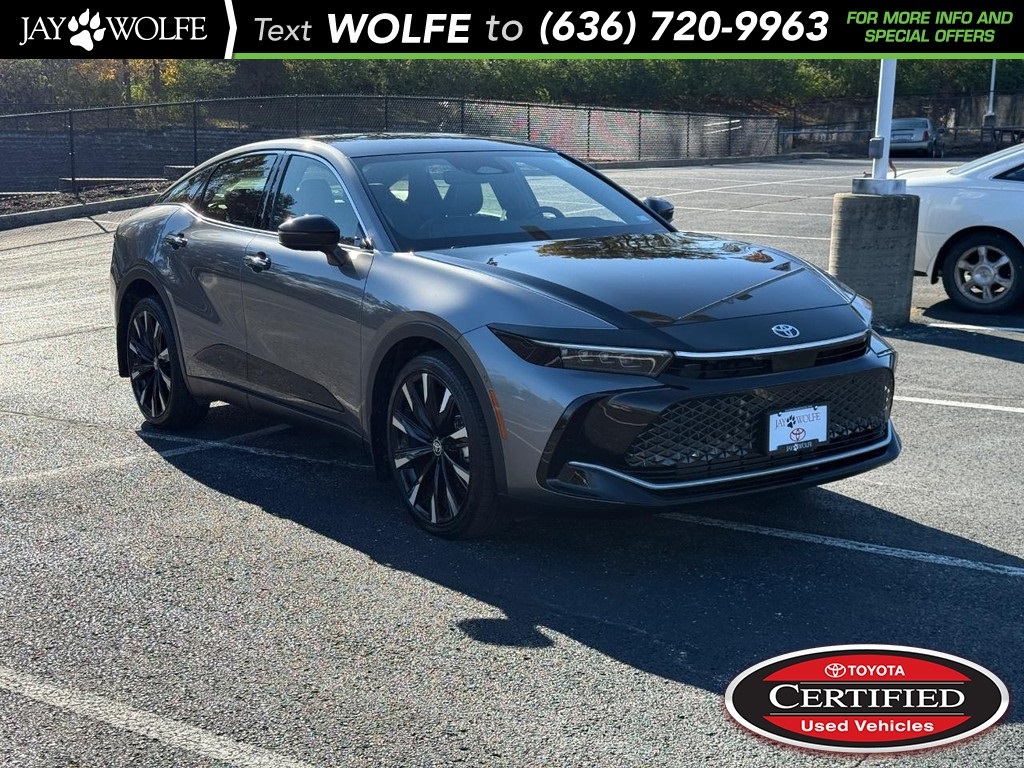 2025 Toyota Crown Platinum's photo