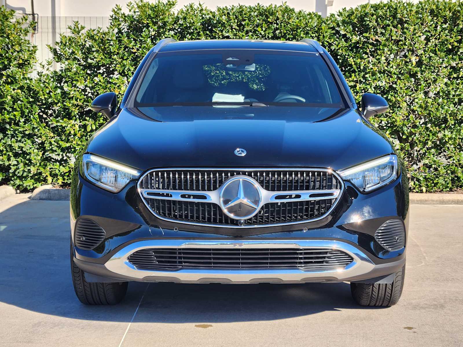 2025 Mercedes Benz GLC 300 photo 3