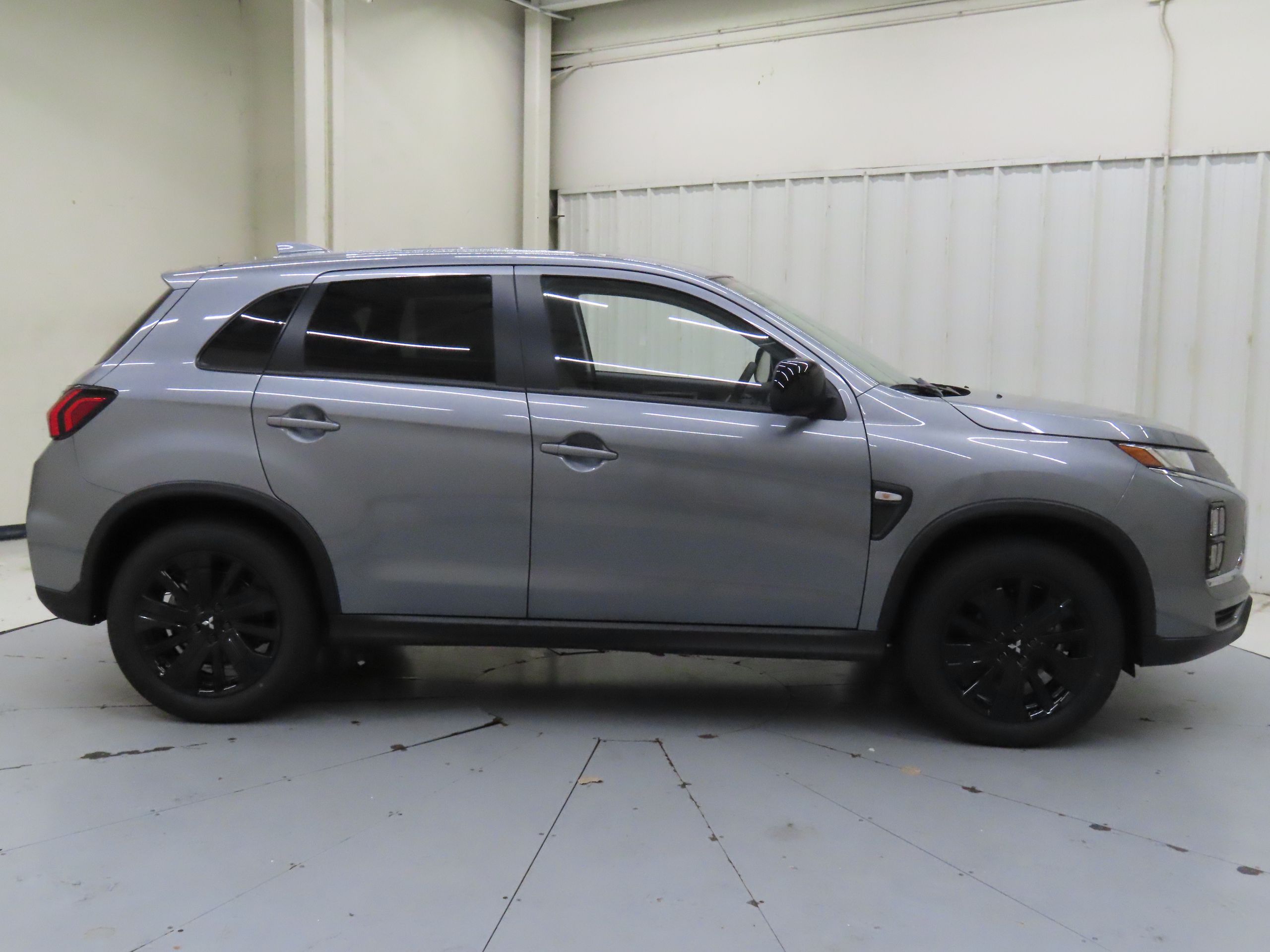 2025 Mitsubishi Outlander Sport LE photo 2