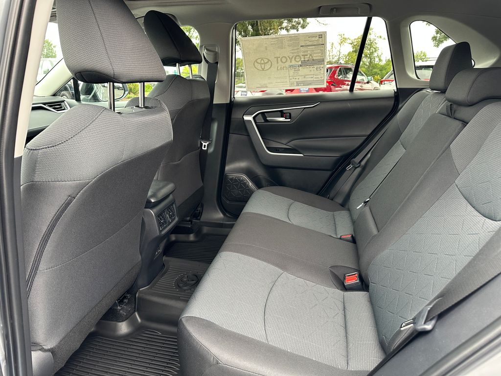 2025 Toyota RAV4 XLE photo 14