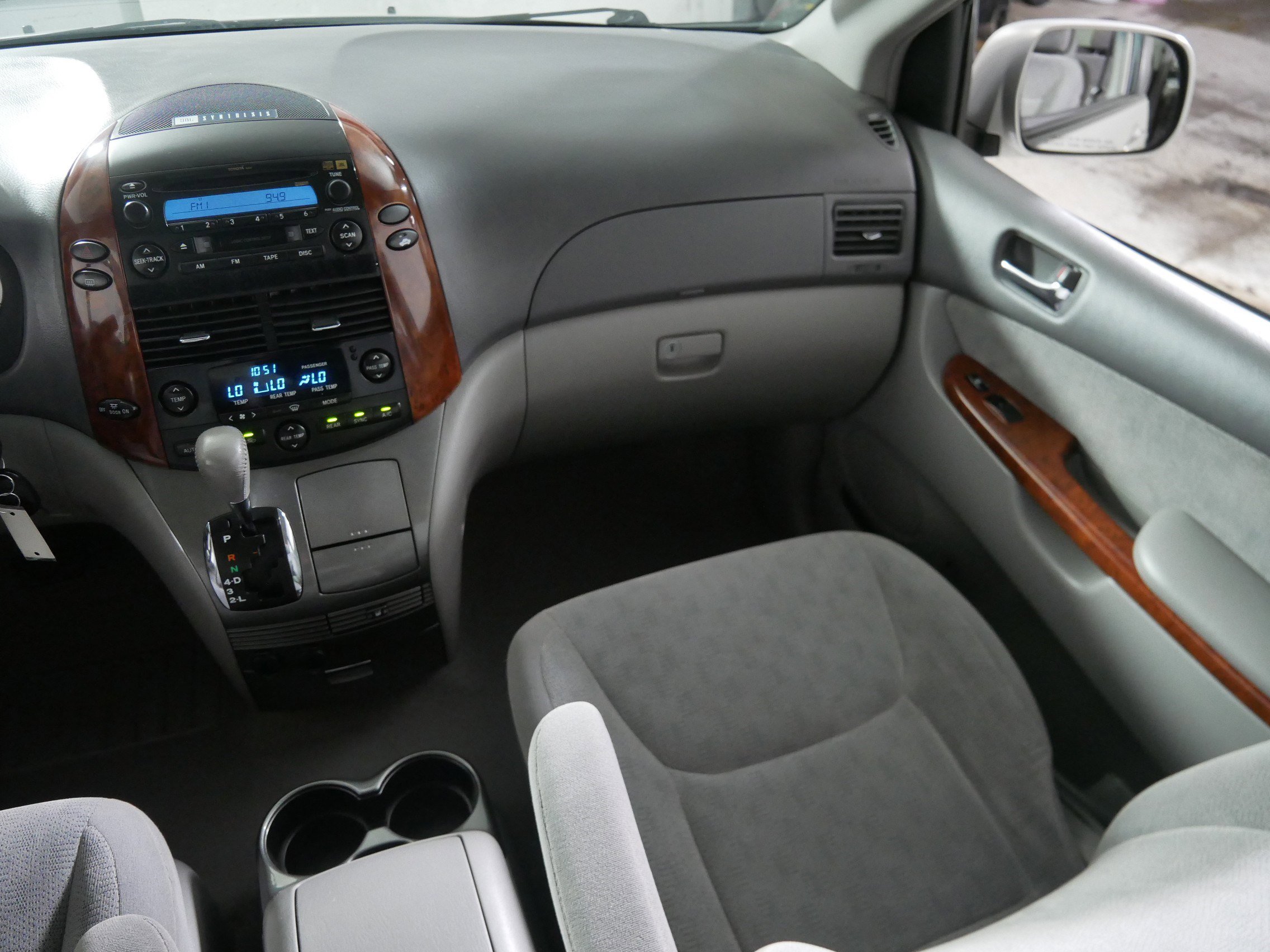 2004 Toyota Sienna XLE photo 5