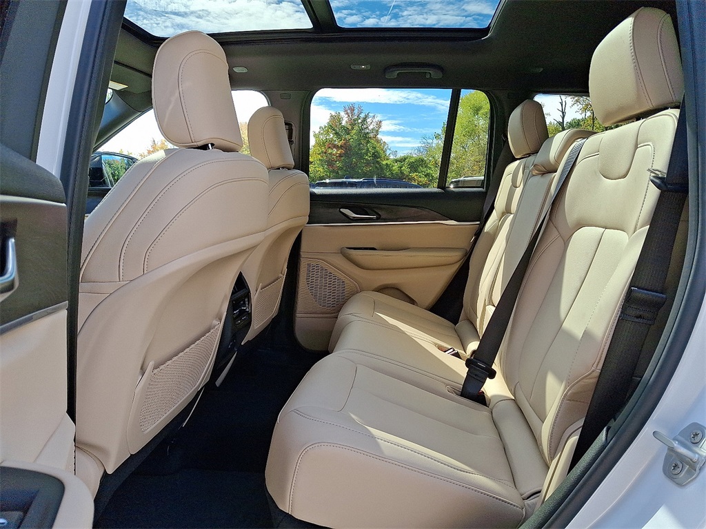 2025 Jeep Grand Cherokee Limited photo 3