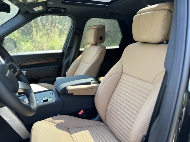 2025 Land Rover Discovery SE photo 11