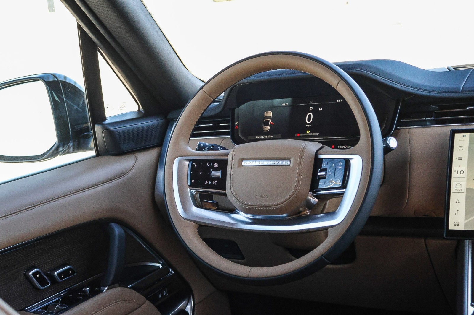 2025 Land Rover Range Rover SE photo 16