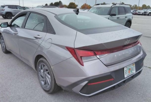 2024 Hyundai Elantra SEL photo 2