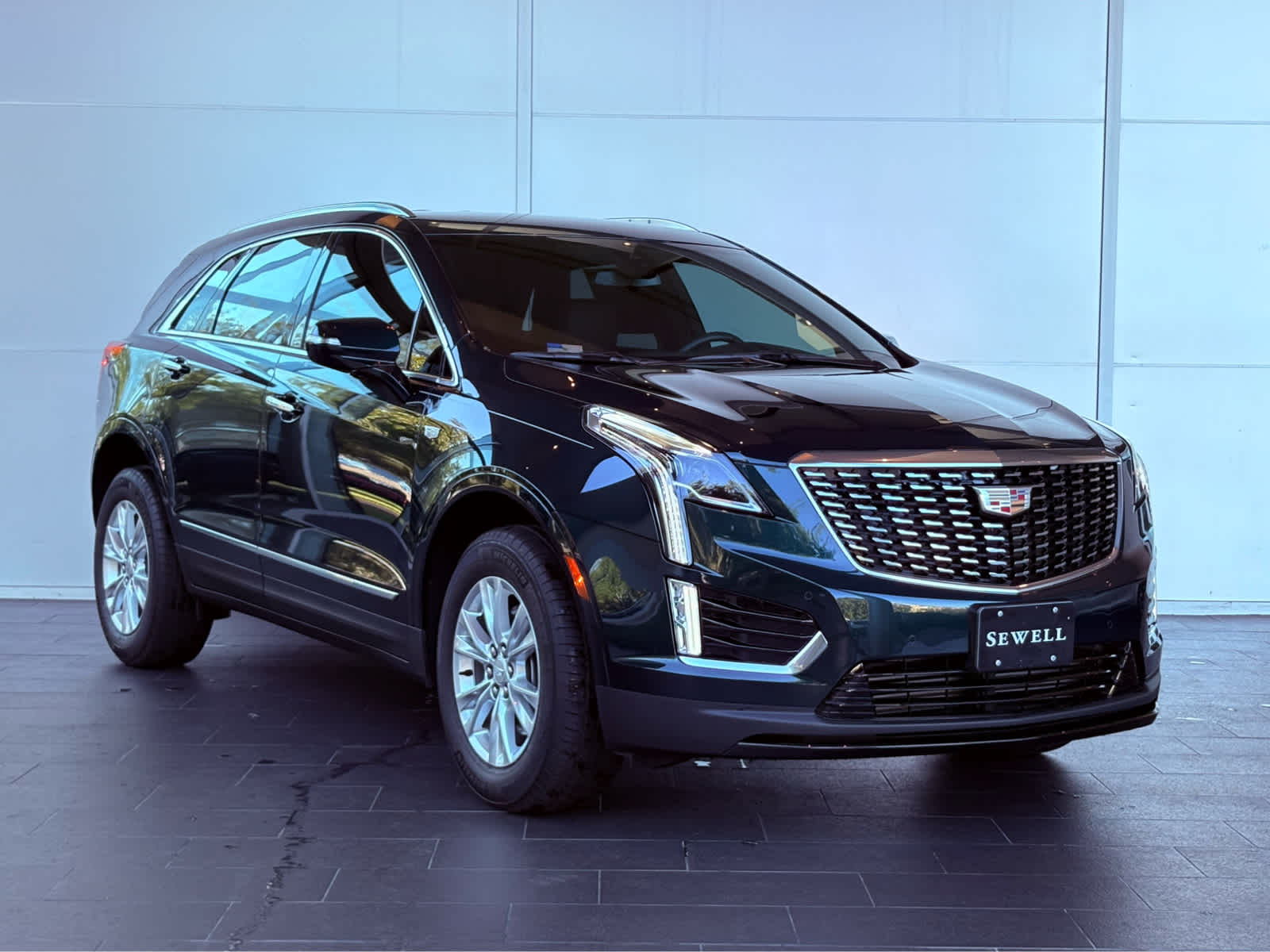 2025 Cadillac XT5 Luxury photo 2