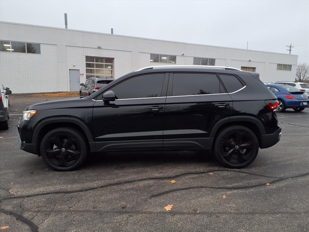 2025 Volkswagen Taos SEL photo 4