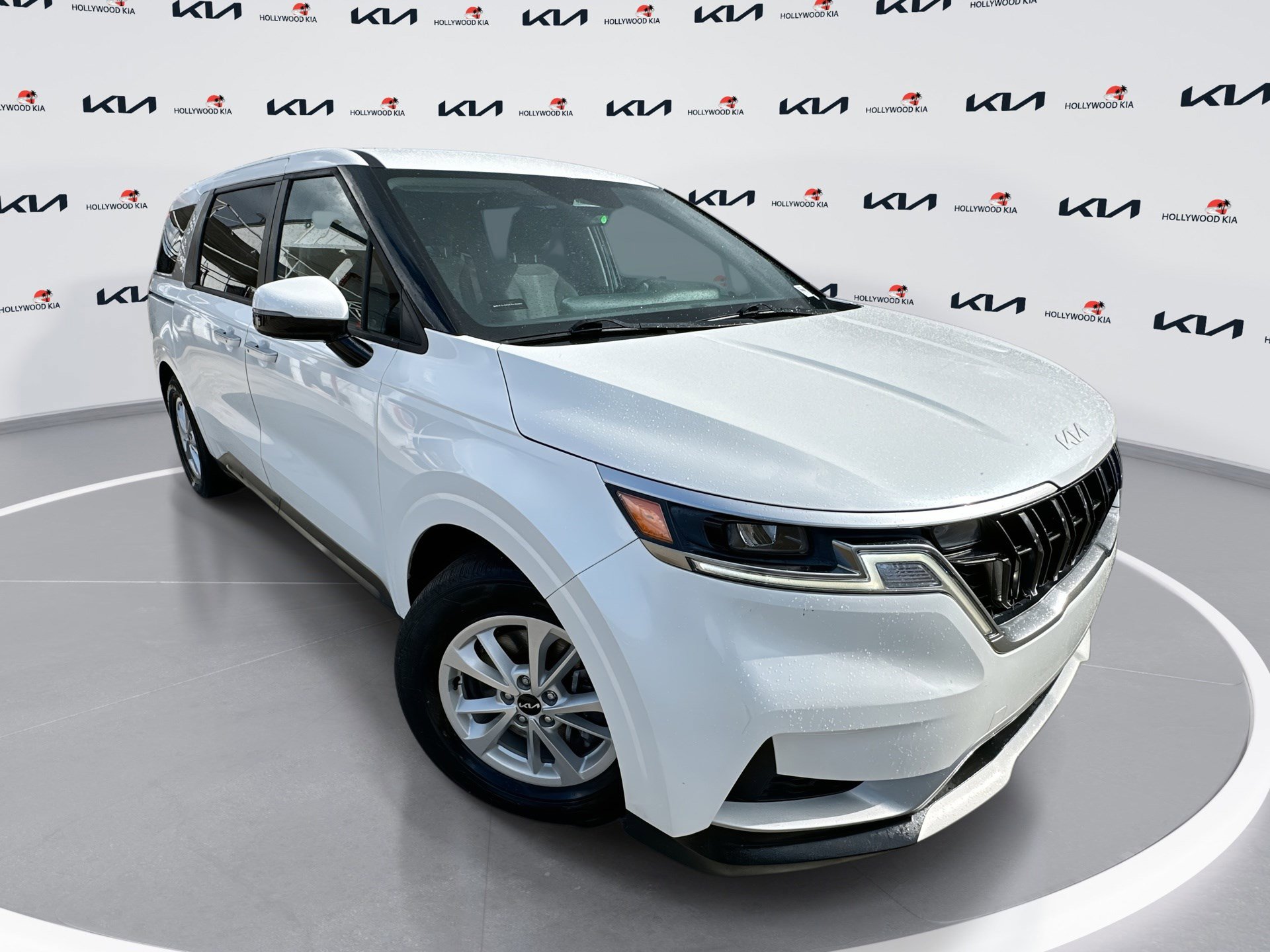 2023 Kia Carnival LX's photo