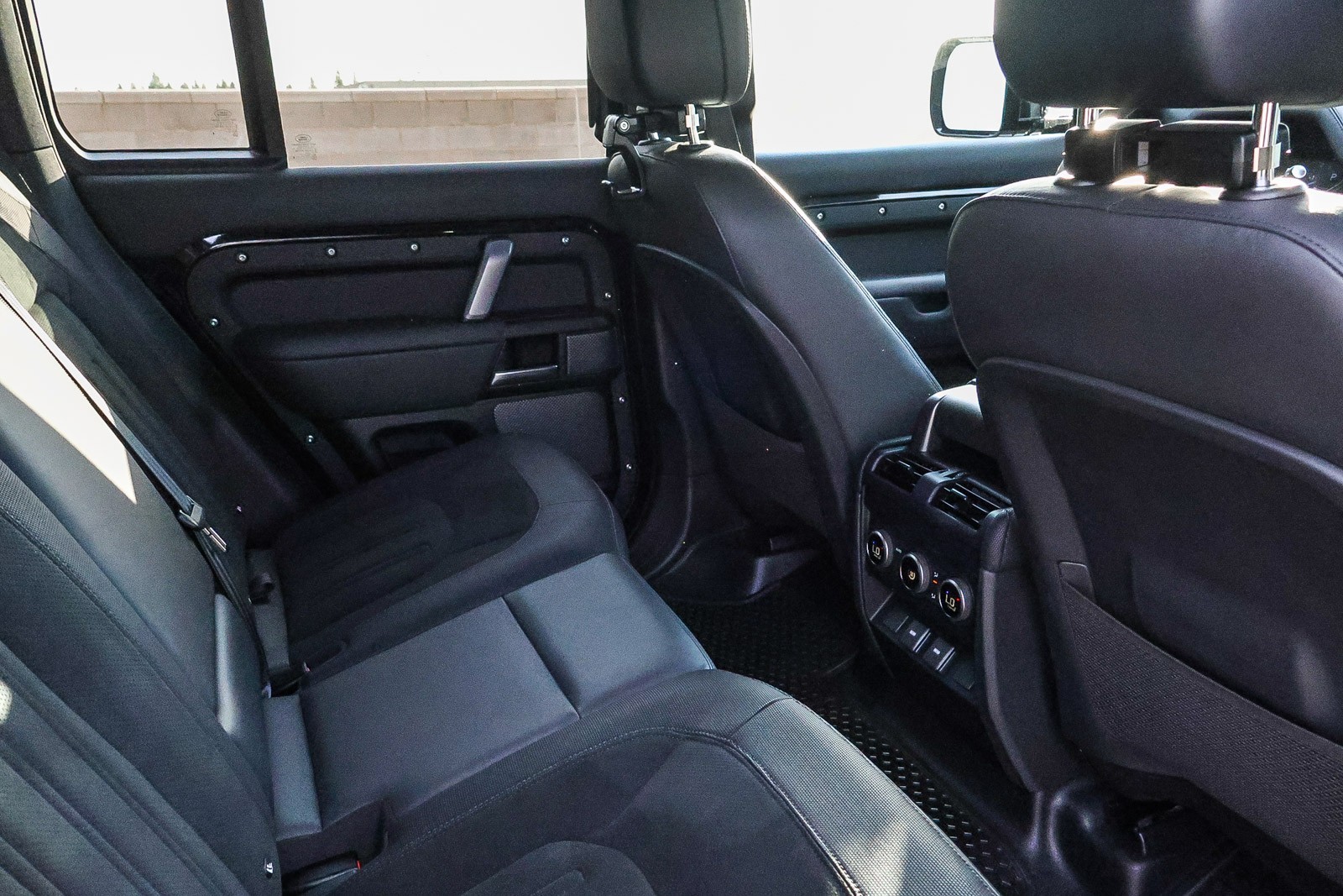 2024 Land Rover Defender 110 V8 photo 11
