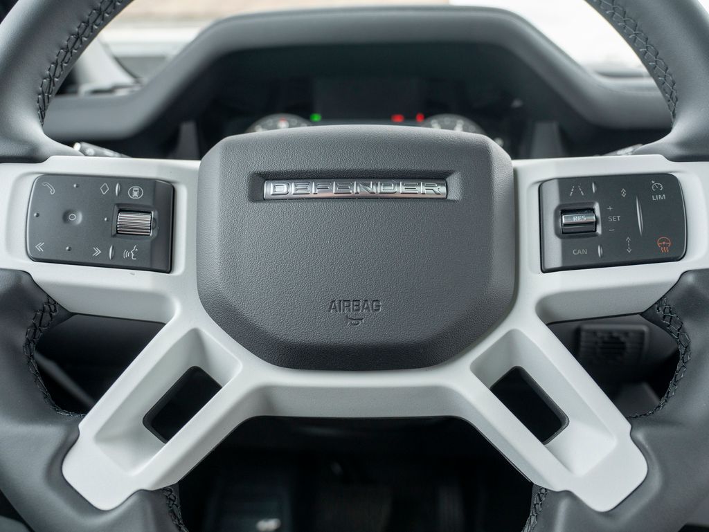 2025 Land Rover Defender 110 X-Dynamic SE photo 14
