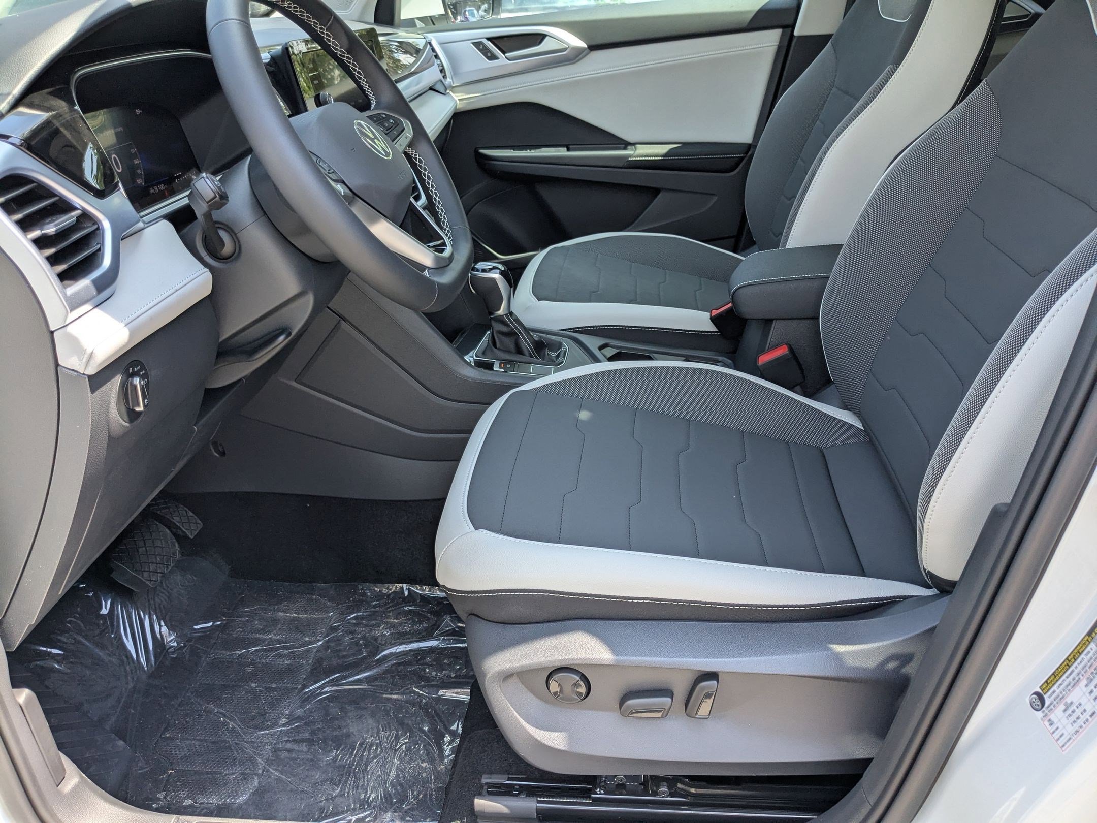 2025 Volkswagen Taos SE photo 4