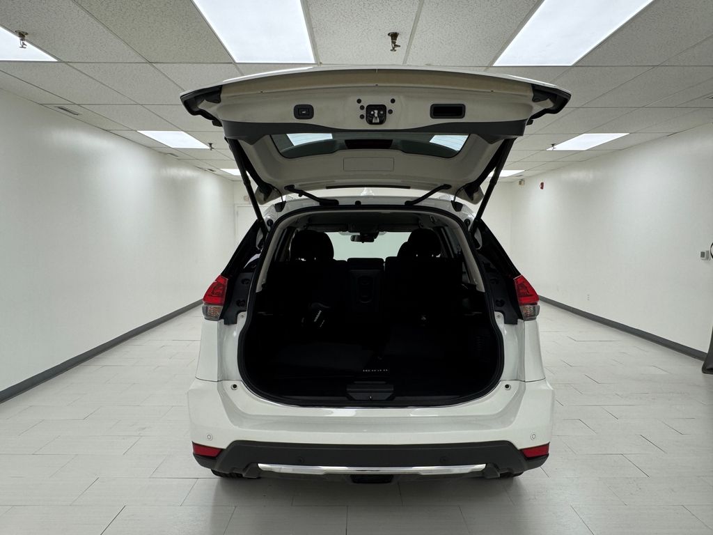 2020 Nissan Rogue SV photo 32