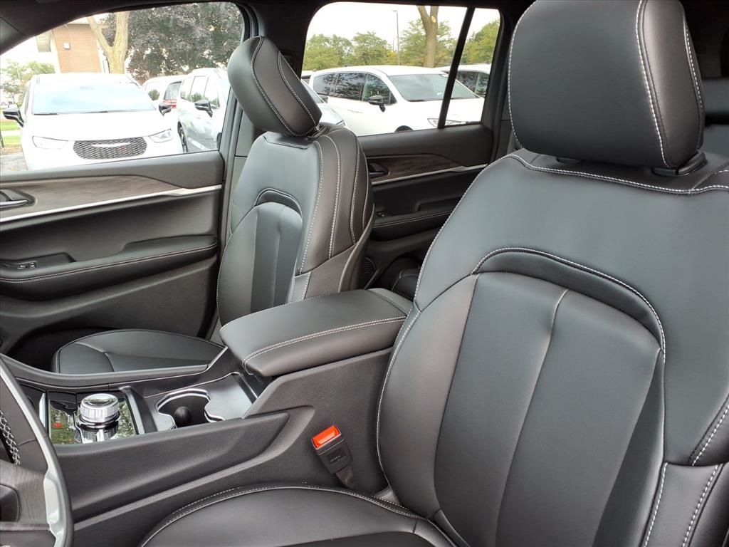 2025 Jeep Grand Cherokee Limited photo 7