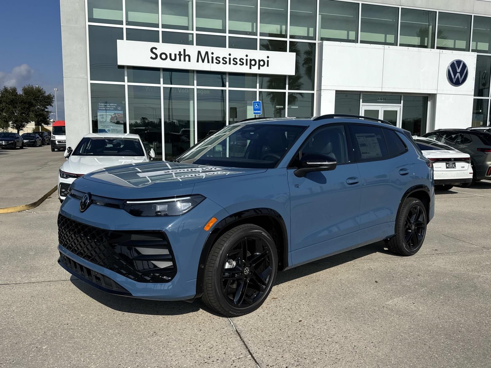 2026 Volkswagen Tiguan SE R-LINE BLACK's photo