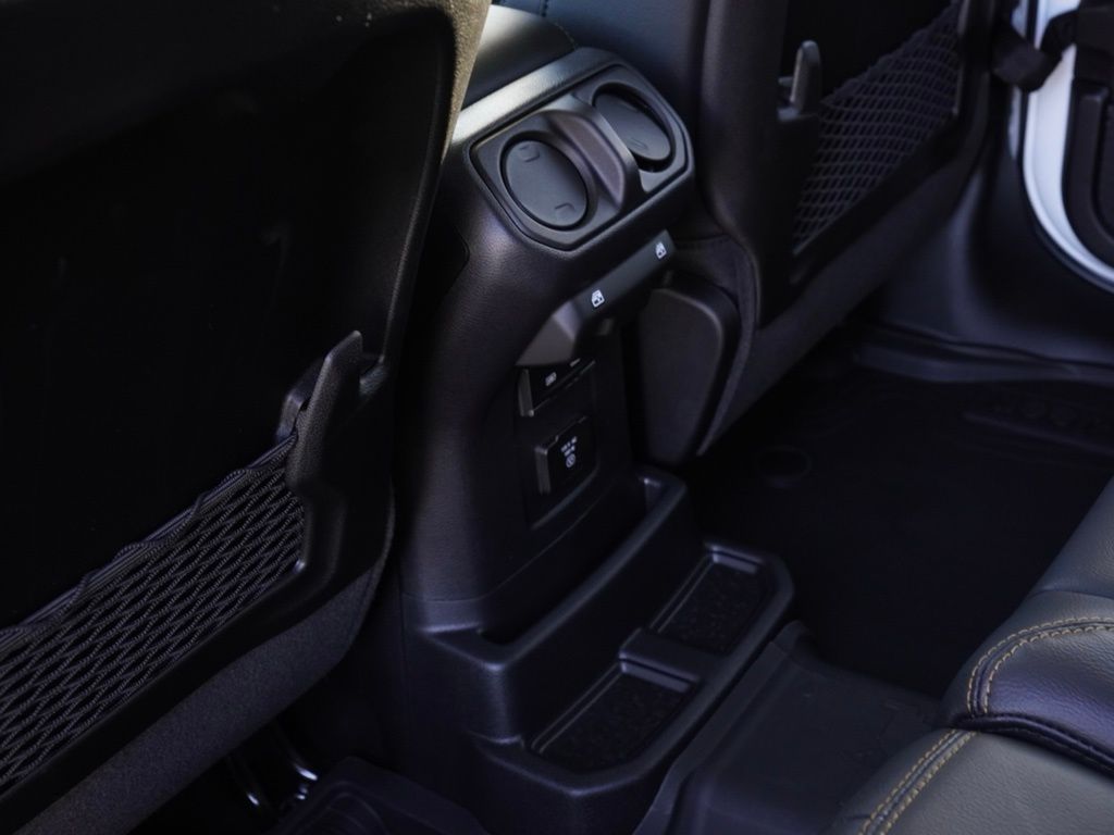 New 2026 Bright White Clear-Coat Exterior Paint Jeep Sahara image 22