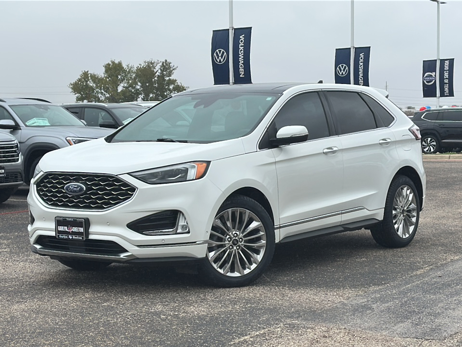 2020 Ford Edge Titanium photo 2