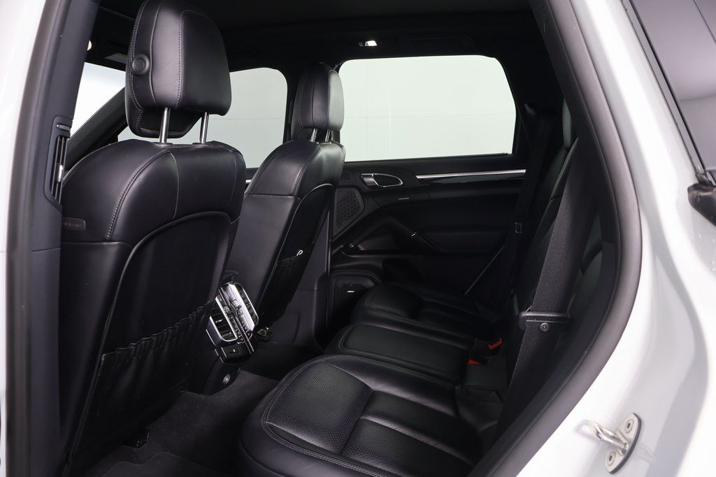 2018 Porsche Cayenne Base Platinum Edition photo 10