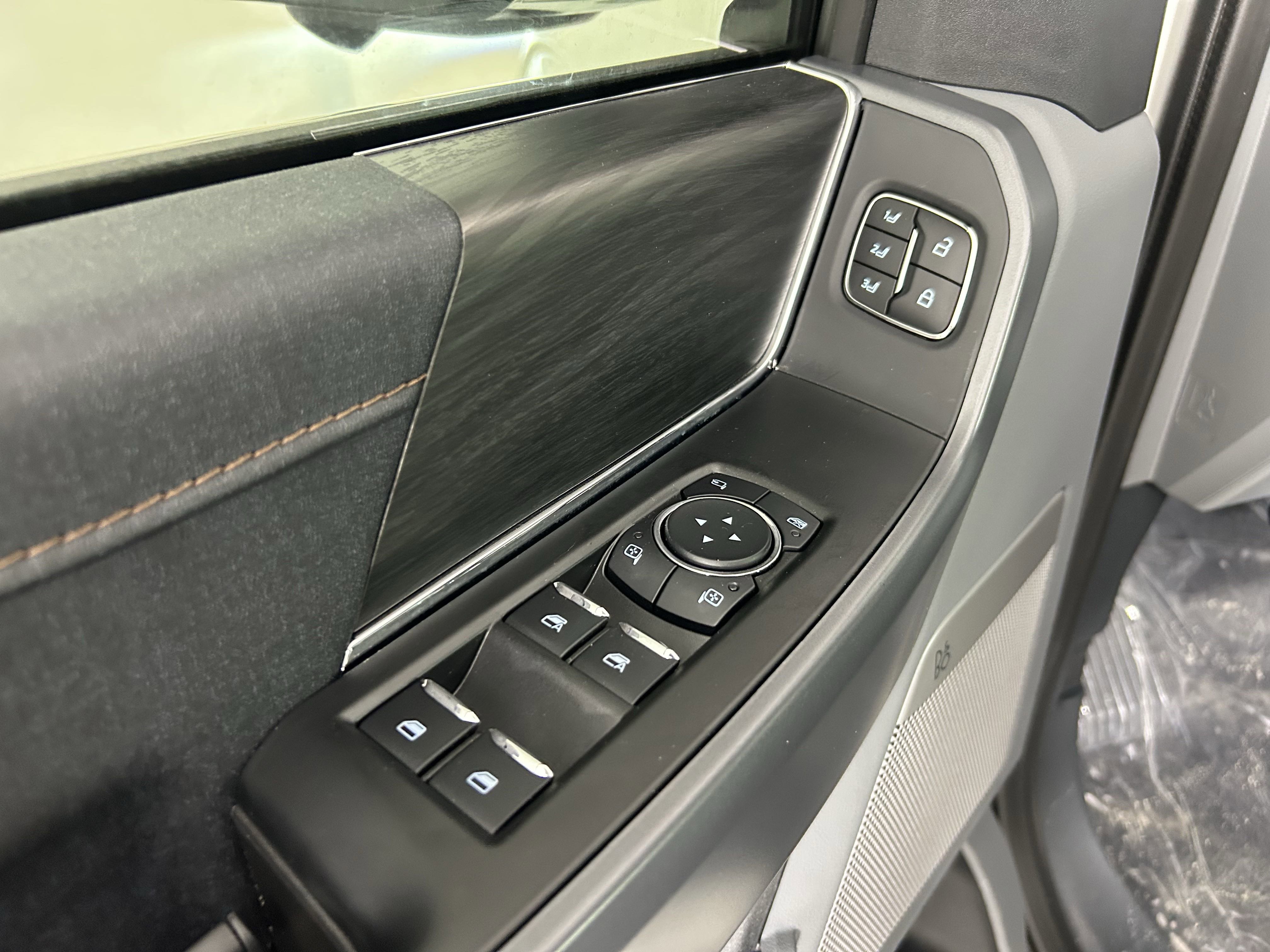 2025 Ford F-150 Lariat photo 3