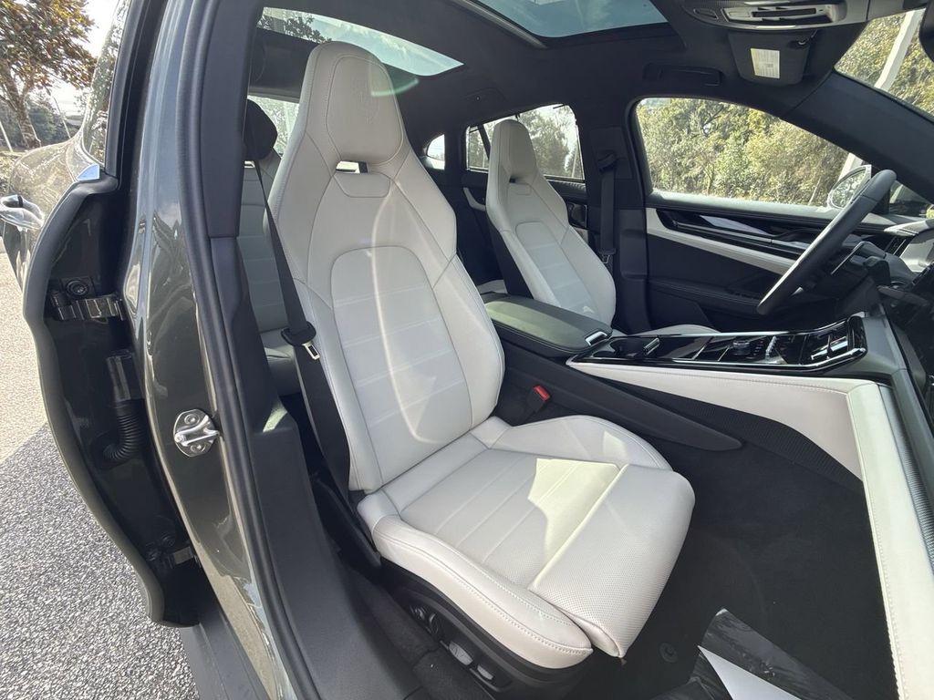 2025 Porsche Panamera 4 photo 28