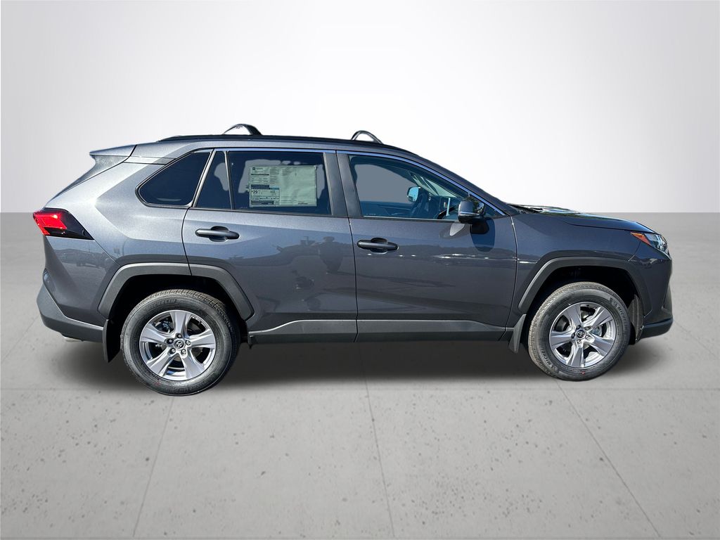 2025 Toyota RAV4 XLE photo 6