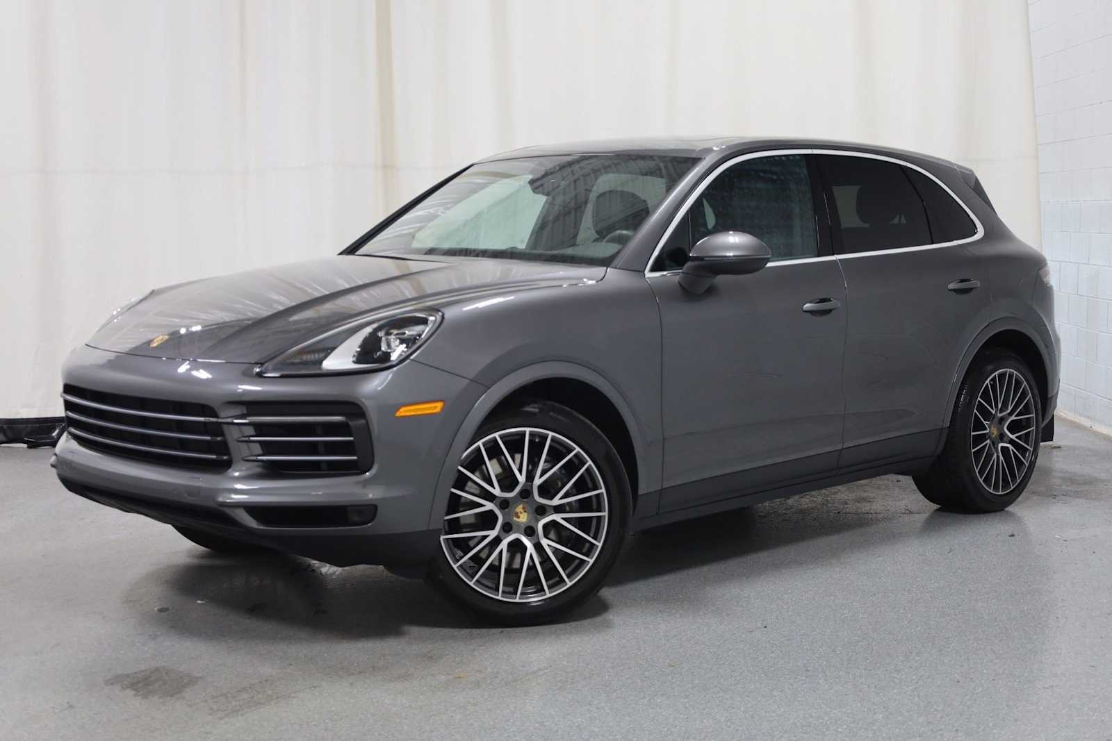 2022 Porsche Cayenne Base's photo