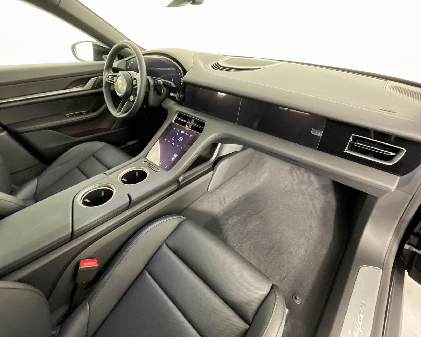 2025 Porsche Taycan photo 17