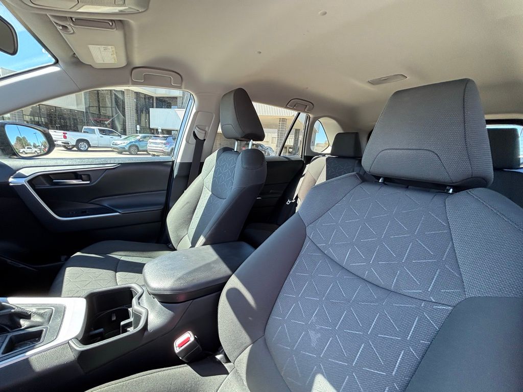 2022 Toyota RAV4 XLE photo 12
