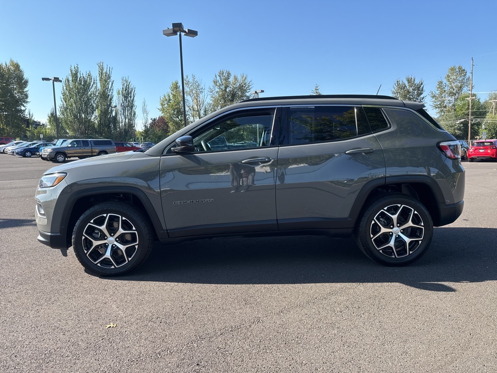 2024 Jeep Compass Latitude photo 3