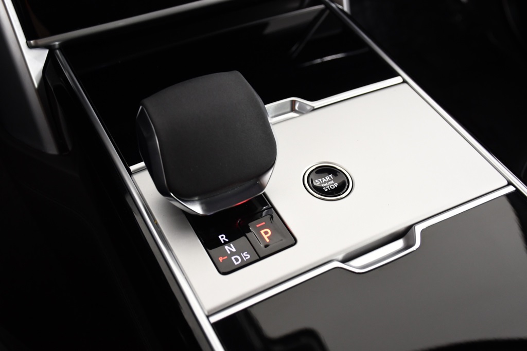 2025 Land Rover Range Rover SE photo 29