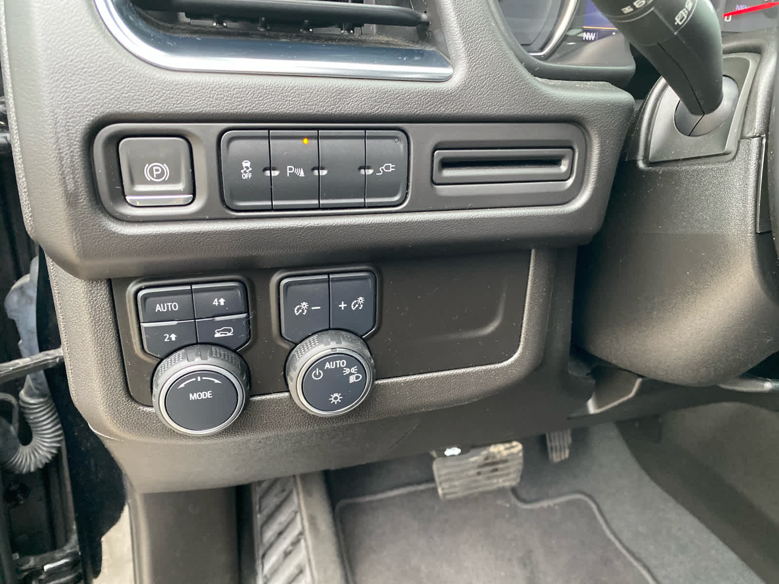 2021 Chevrolet Suburban RST photo 15