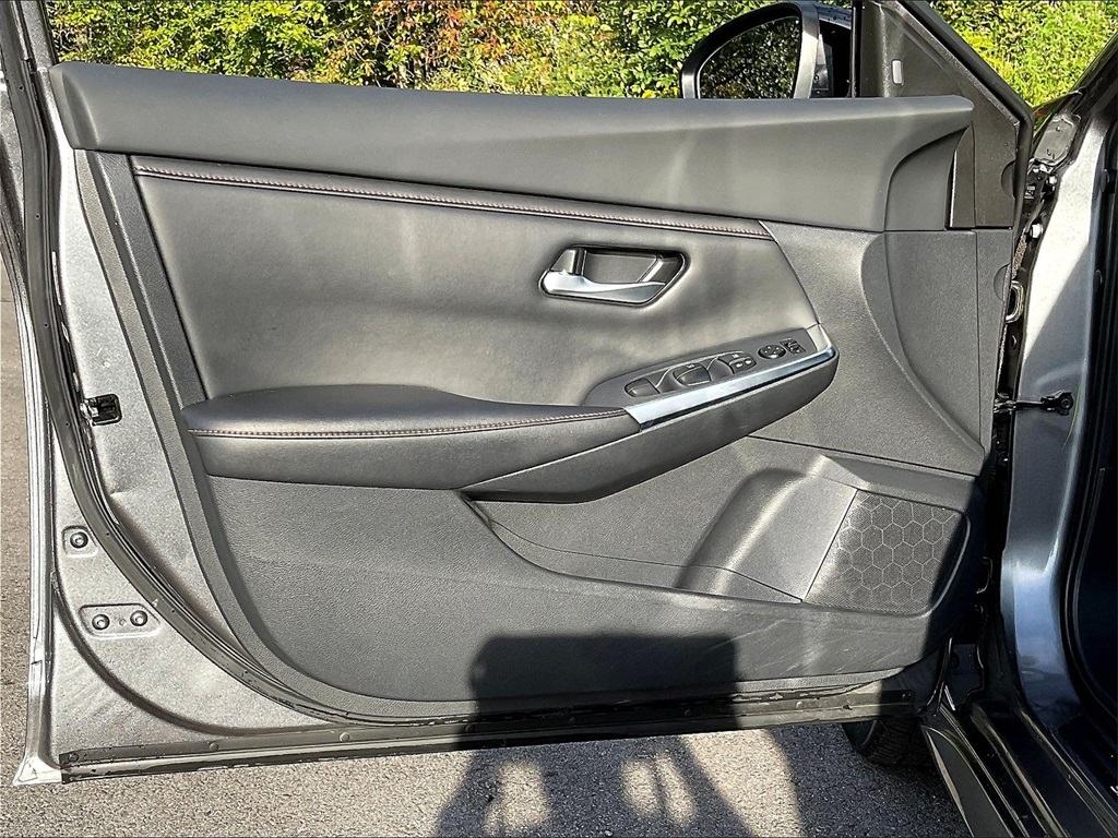 2022 Nissan Sentra SR photo 9