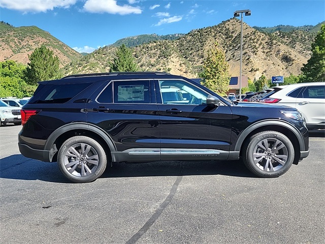 2025 Ford Explorer photo 2