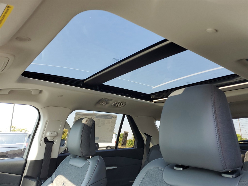 2025 Ford Explorer photo 7