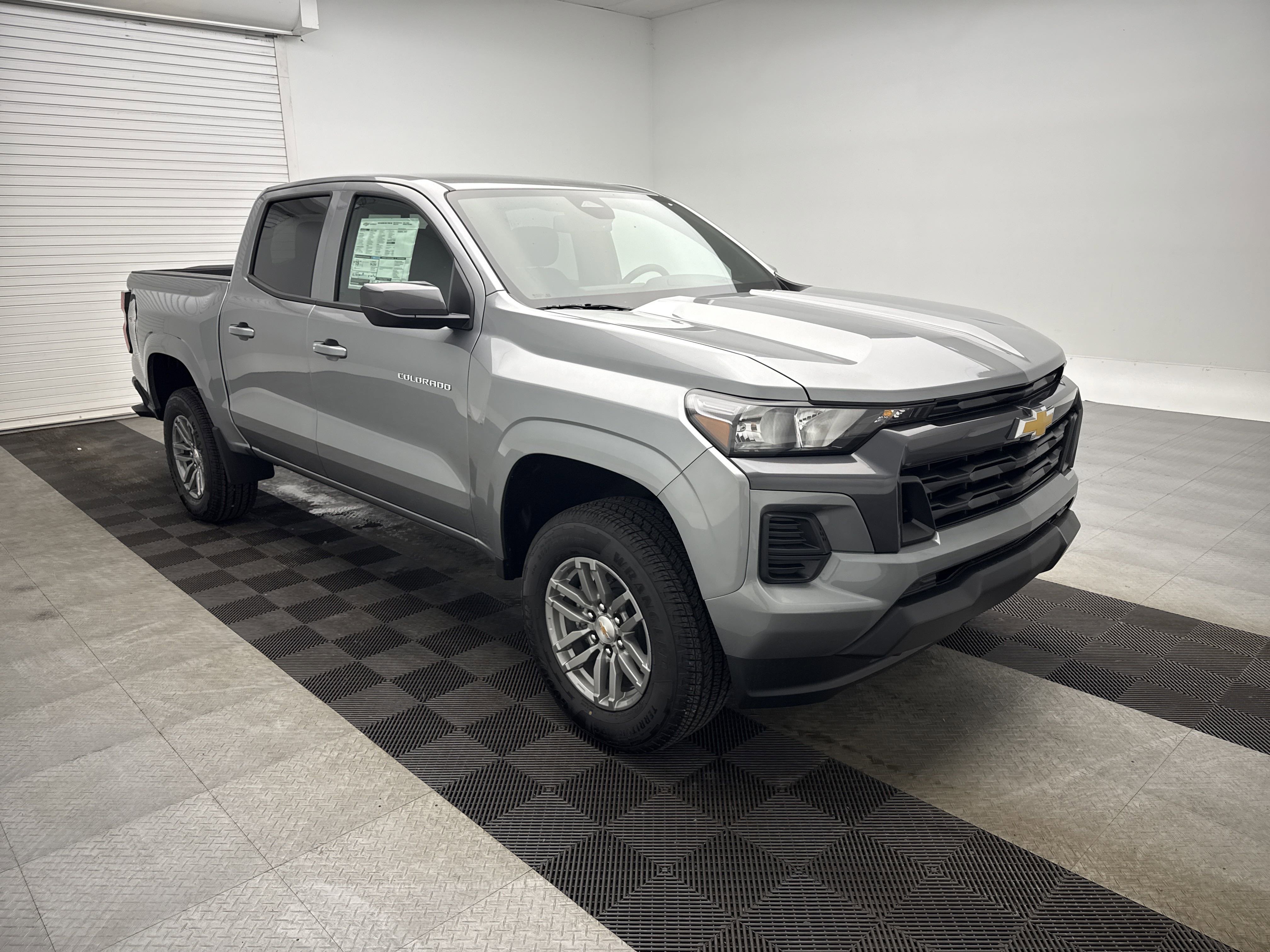 2025 Chevrolet Colorado Work Truck LT photo 3