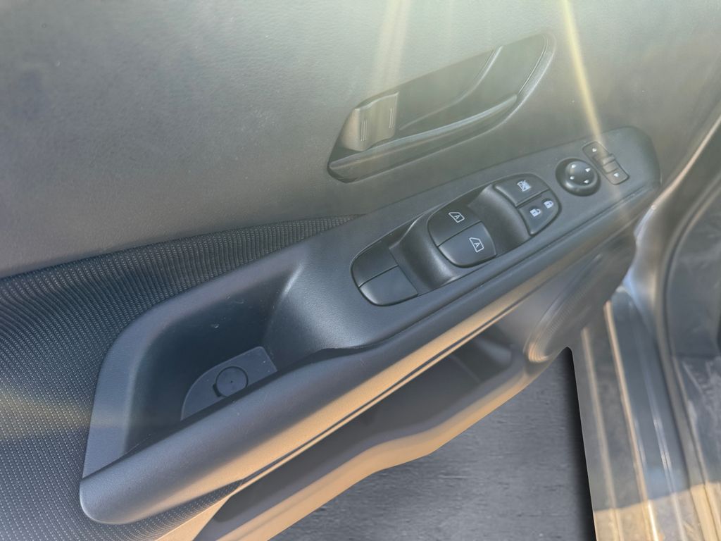 2025 Nissan Kicks Play S photo 12