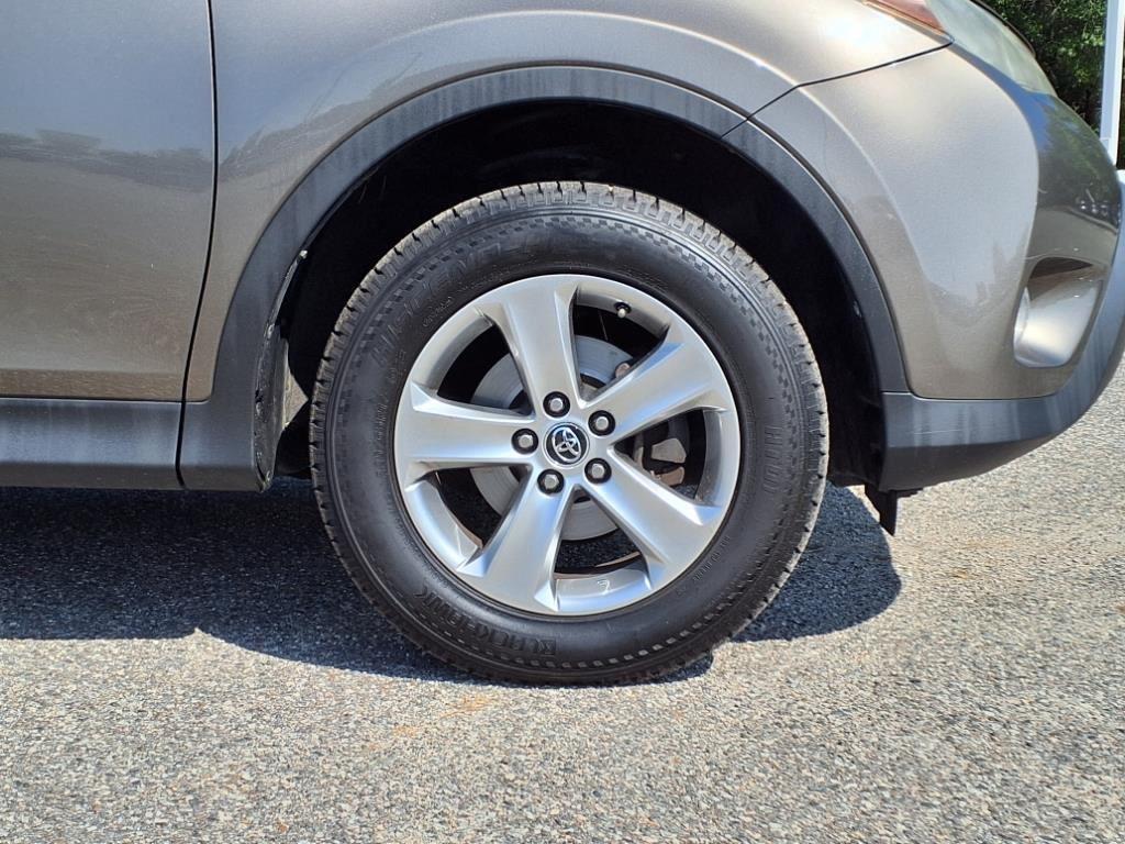 2015 Toyota RAV4 XLE photo 3