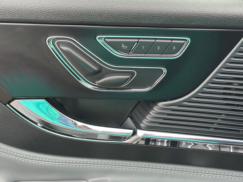2021 Lincoln Corsair Standard photo 15