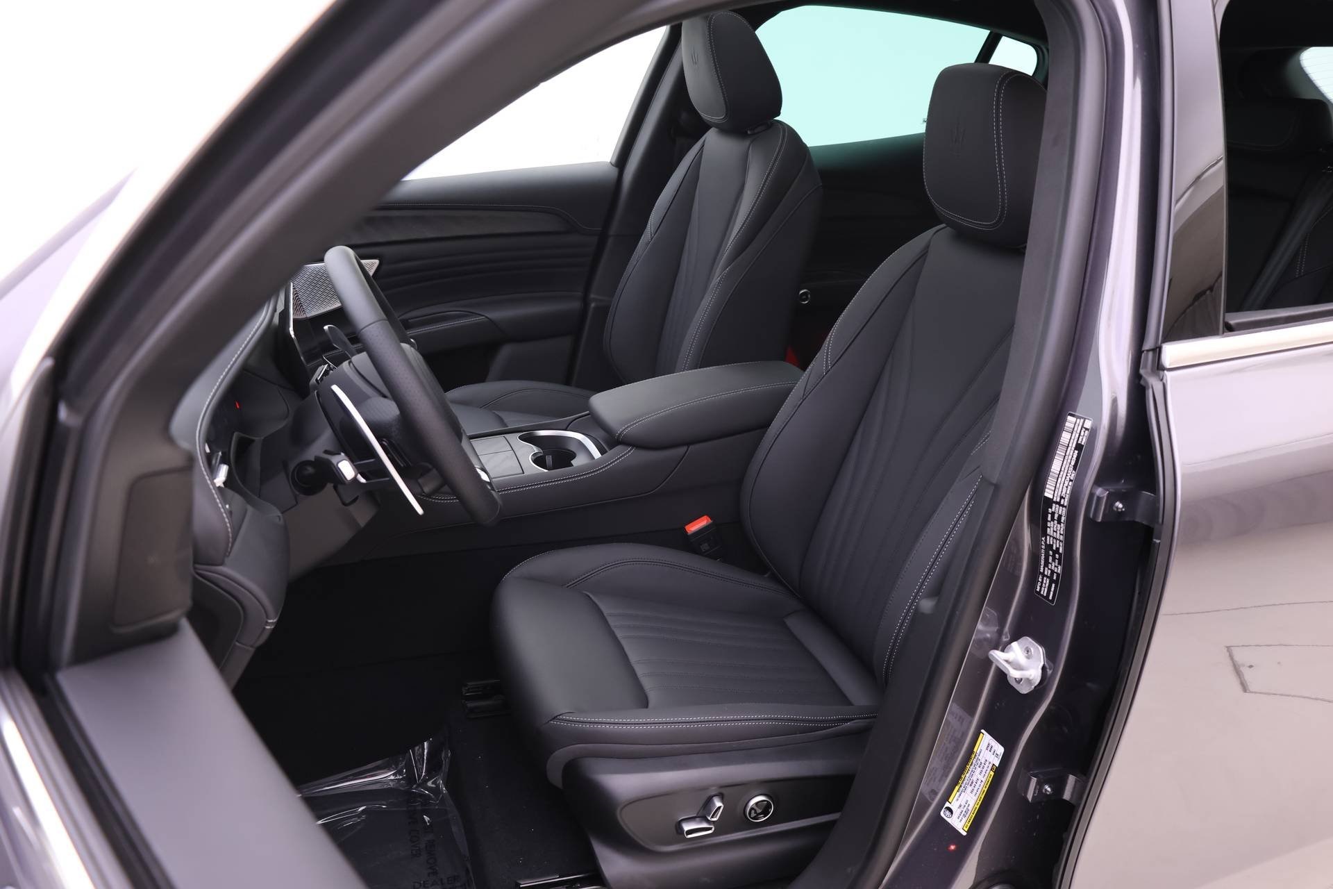 2025 Maserati Grecale photo 2