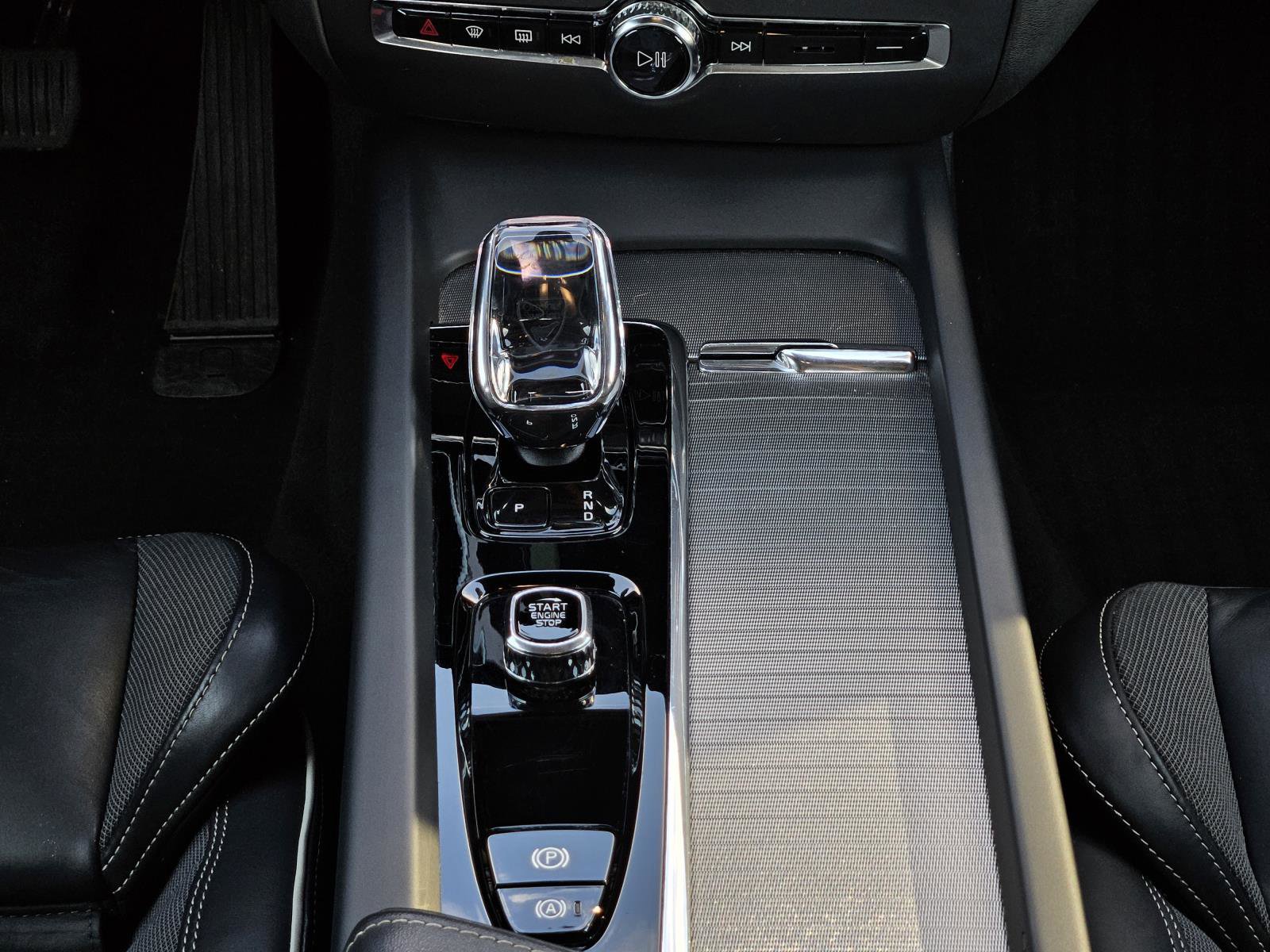 2024 Volvo S60 B5 AWD Plus Black Edition photo 30
