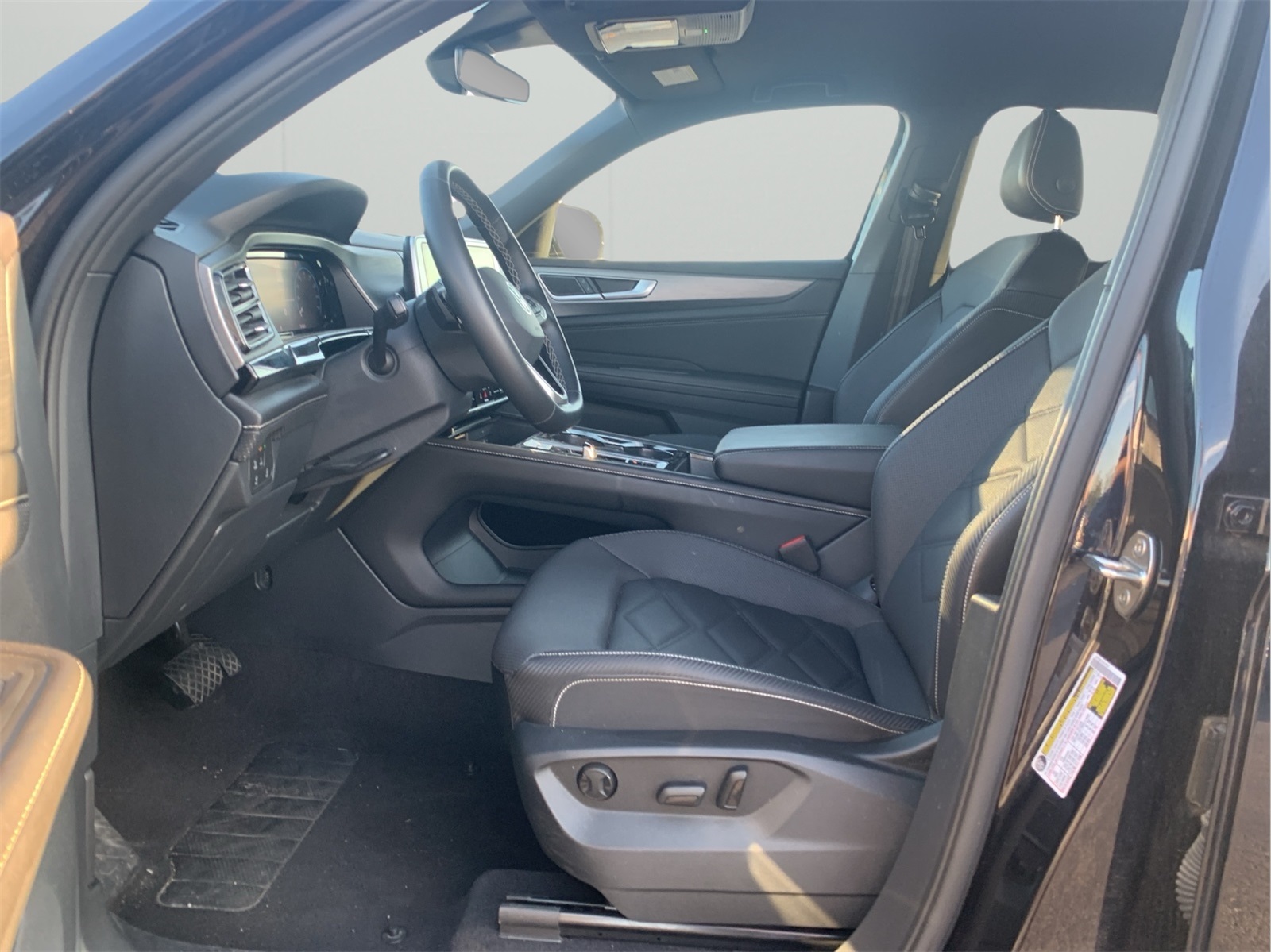 2024 Volkswagen Atlas Cross Sport SE Technology photo 11