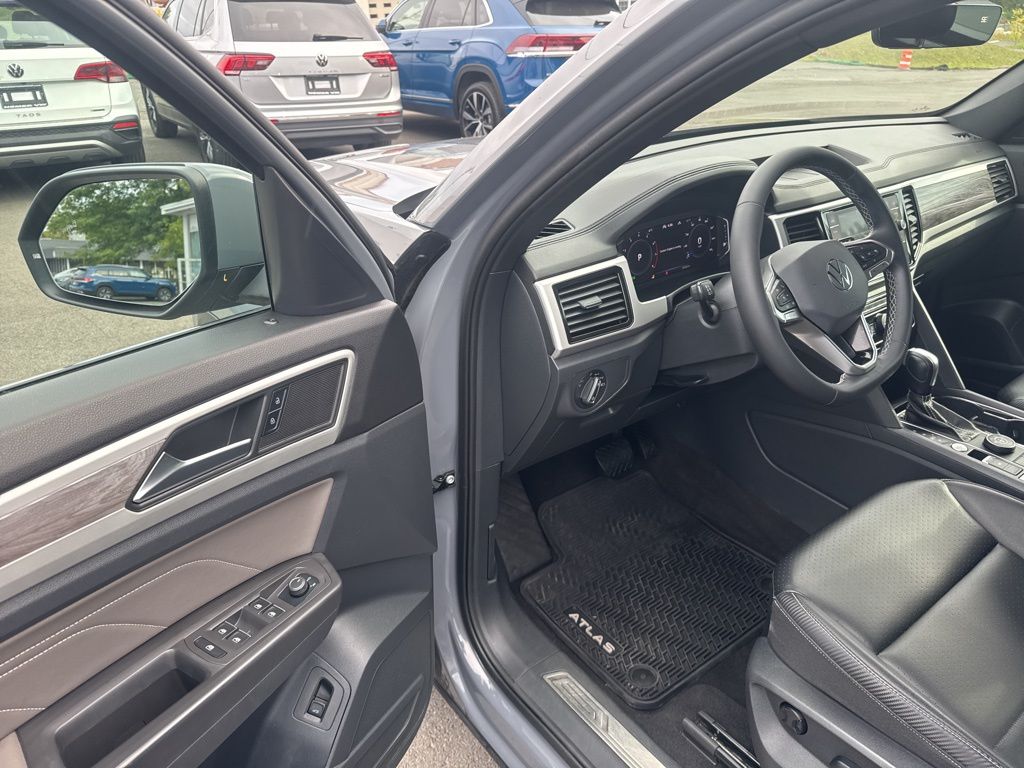 2022 Volkswagen Atlas Cross Sport SE Technology photo 21