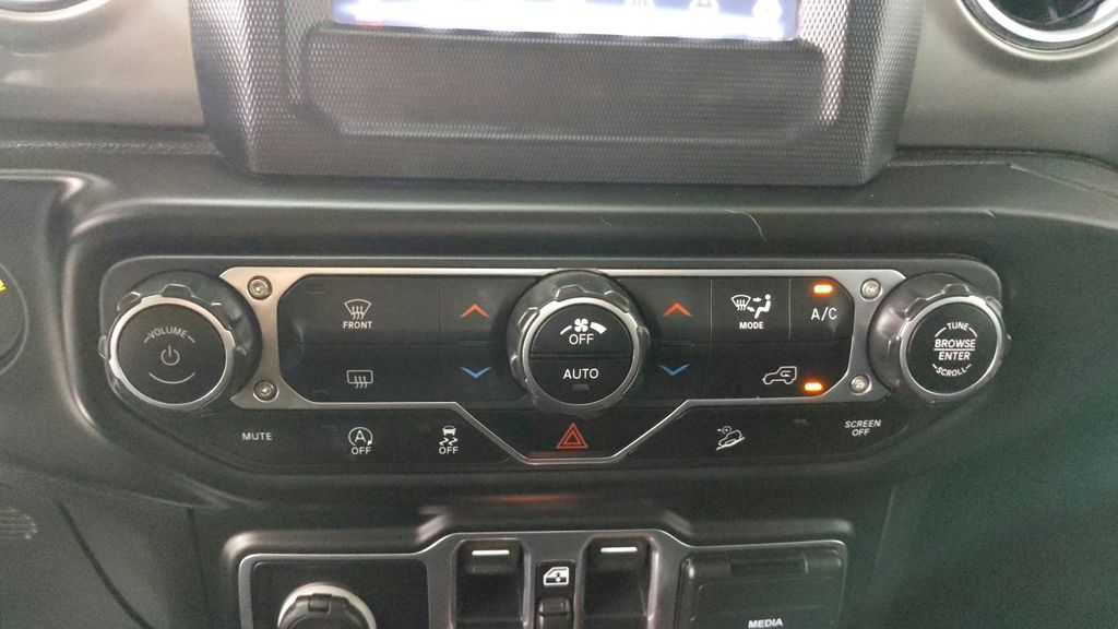 Used 2020 Silver Jeep Unlimited Sahara image 21