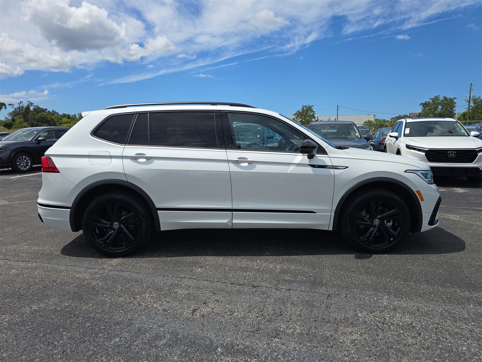 2024 Volkswagen Tiguan SE R-Line Black photo 2