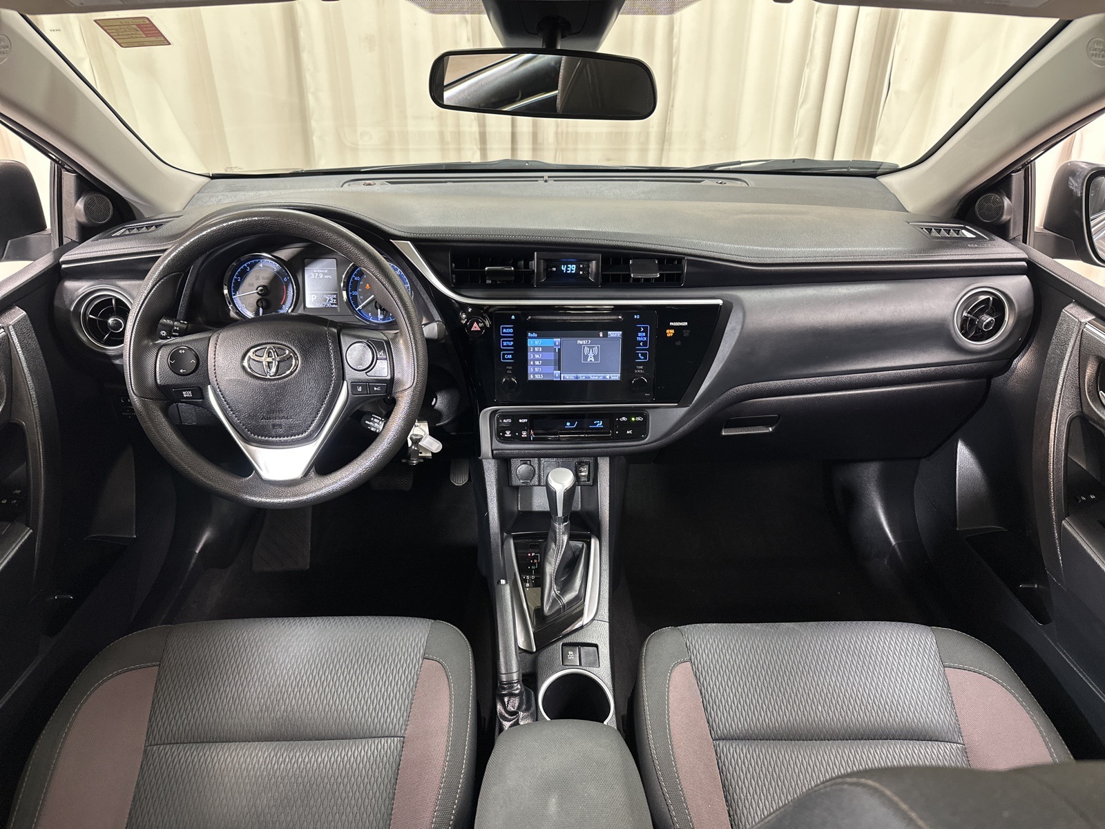 2017 Toyota Corolla LE photo 3