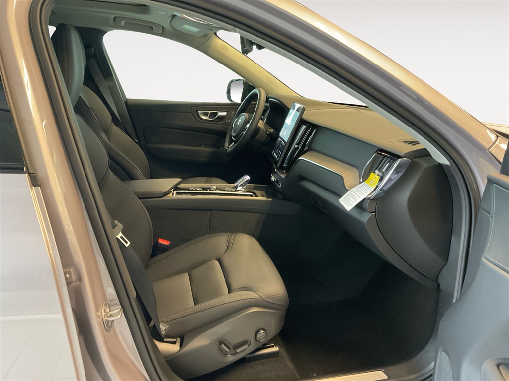 2026 Volvo XC60 B5 Plus photo 15