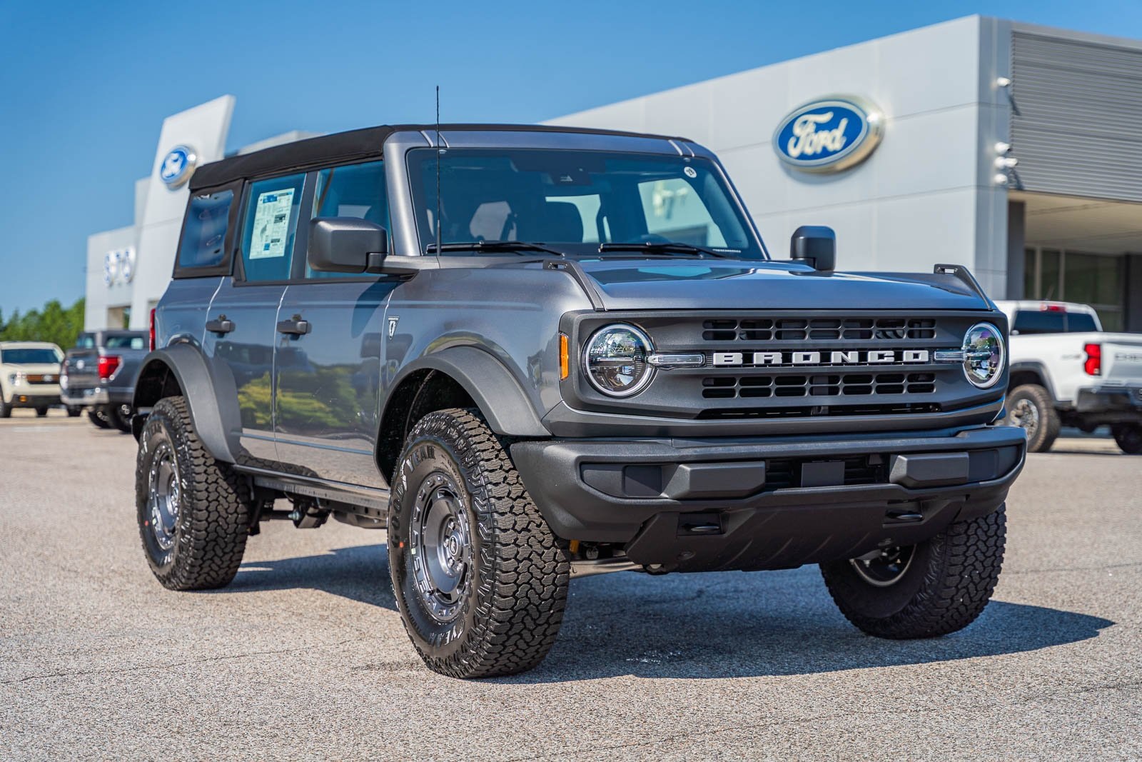 2025 Ford Bronco 4-Door Base's photo