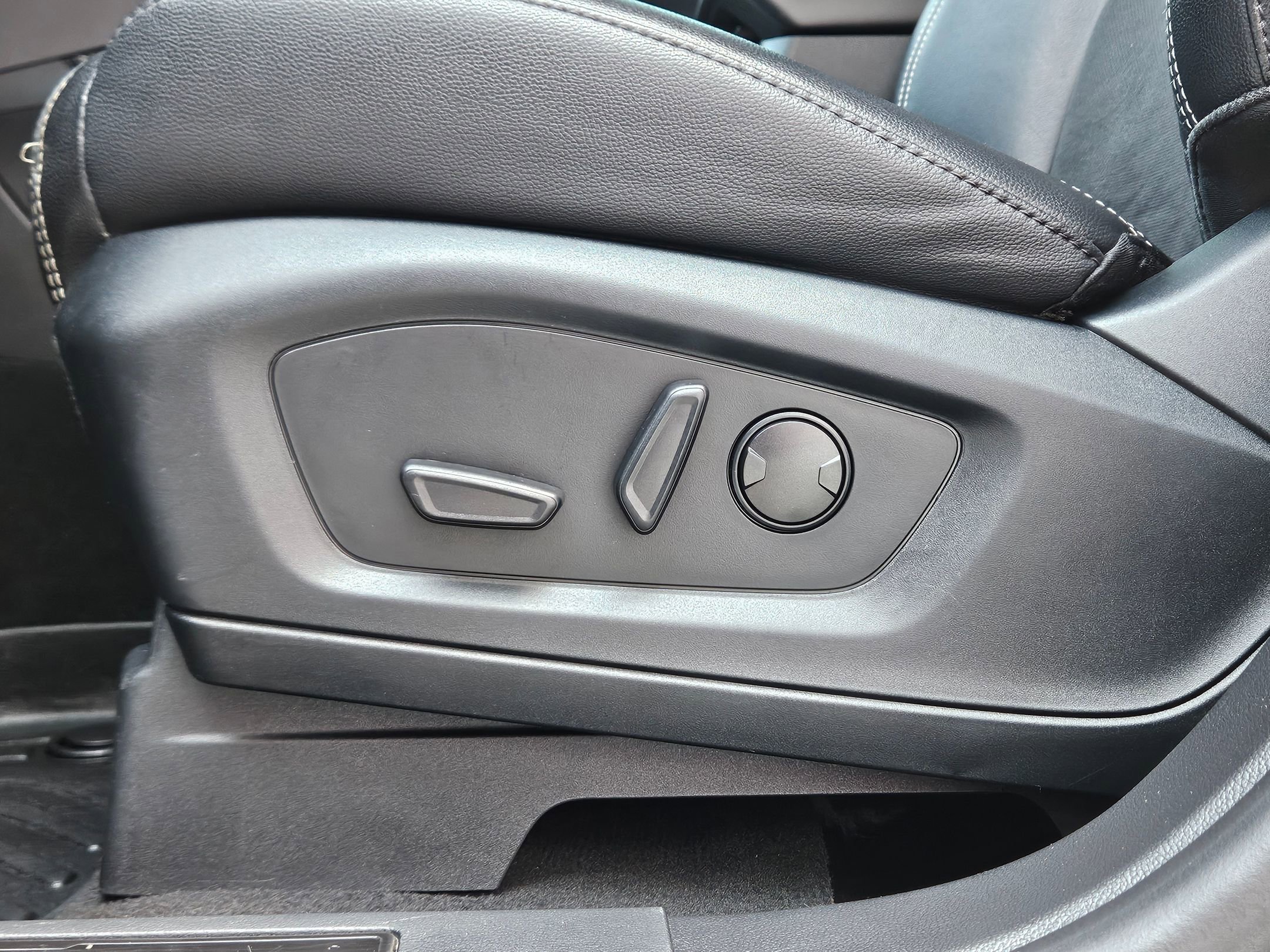 2023 Ford Explorer ST photo 20