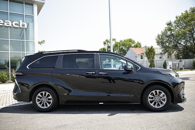 2024 Toyota Sienna XLE photo 3