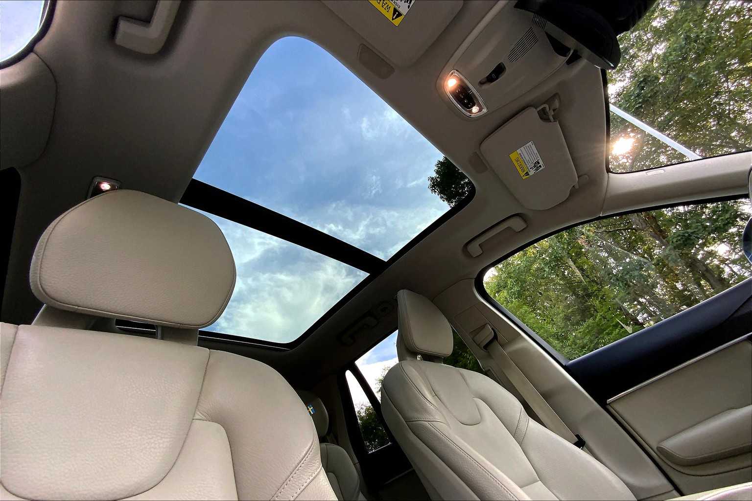 2020 Volvo XC90 Momentum photo 11