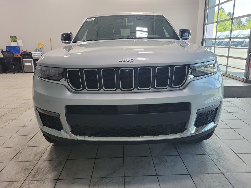 2025 Jeep Grand Cherokee Limited photo 2